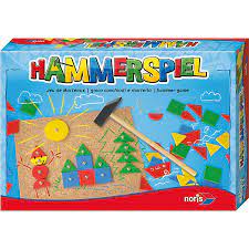 Korkplatte, hammer, nägel, bunte holzteile und schon kann der kleine hobbyhandwerker loslegen. Hammerspiel Noris Mytoys