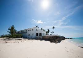 Airbnb Et Si On Louait Ces Maisons Avec Acces Direct A La Plage Elle Decoration Maison De Vacances Belle Maison Louer