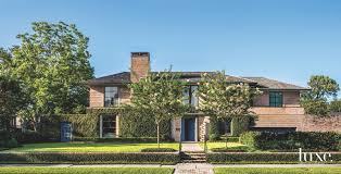 There is a reason they're considered classic—earth tones work wonders as exterior paint colors on mid century homes. A Midcentury Houston Home Gets A Modern Makeover Luxe Interiors Design