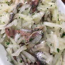 Togliete le teste e le interiora con le mani, basterà staccare la testa. Alici Sotto Sale Con Cipolla Marinata Picture Of Osteria Al Cicheto Venice Tripadvisor