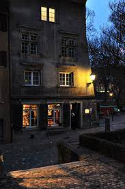 Low key photography is often confused with low light photography, but they are two very different photography lighting concepts. Bildgestaltung Available Light