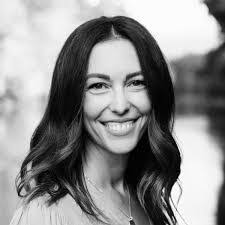 Sara Barr's Instagram, Twitter & Facebook