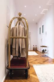 Hotel Gepackwagen Gold Mit Rotem Teppich Als Garderobe Jackenstander In Der Wohnung Nina Fashiioncarpet Hotelwage Design Fur Zuhause Barock Spiegel Einrichtung