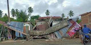 Pihak berkuasa di tengah sulawesi mengisytiharkan darurat selama 14 hari susulan gempa bumi dan tsunami yang melanda wilayah itu, semalam, kata pengisytiharan darurat ini memudahkan kerajaan pusat dan wilayah menggerakkan anggota, logistik, peralatan dan dana untuk penduduk dan kawasan. Gempa Hari Ini M 5 9 Guncang Majene Sulawesi Barat 2 Kali Susulan Halaman All Kompas Com