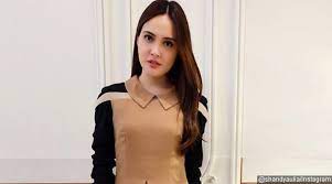 Indonesian✨actress ✨wife ✨mother ✨ founder of @shandyauliacollections @sanaturelofficial @missclairejewelry @missclairebysac business inquiries⬇️ linktr.ee/shandyaulia. Shandy Aulia Pamer Syuting Berendam Di Bak Mandi Untuk Film The Doll