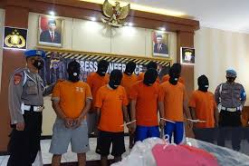 Fyi, jne sorogenen emang buka 24 jam. Polres Sleman Tangkap 9 Tersangka Kasus Penganiayaan Sampai Tewas Bagian 1