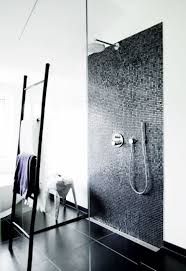 Ebenerdige Dusche Schwarz Weiss Mosaikfliesen Armatur Modern Minimalistisch Dusche Fliesen Bad Inspiration Ebenerdige Dusche