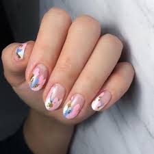 Feminidad y glamour en las uñas con flores. Unas De Acrilico O Gel Decoradas 2021 De 50 Disenos