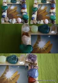 La estera de la pantalla es un tono grisáceo/crema, y el marco es la cosecha de… Decorar Con Semillas Y Piedras Los Marcos De Espejo