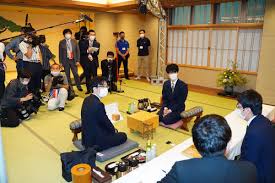 May 18, 2021 · 日本将棋連盟の里見香奈女流王位vs山根ことみ女流二段 第32期女流王位戦五番勝負第2局のページです。日本将棋連盟は伝統文化としての将棋の普及発展と技術向上や将棋を通じた交流親善などを目的とした公益社団法人です。 çŽ‹ä½æˆ¦æŒ'æˆ¦è€…ã®è±Šå³¶å°†ä¹‹ç«œçŽ‹å…ˆå‹ ã„ã¤ã‚‚é€šã‚Šç©æ¥µçš„ã« ç¬¬ï¼'å±€ã¸å‰æ—¥è¡Œäº‹ ç¤¾ä¼šå†™çœŸãƒ‹ãƒ¥ãƒ¼ã‚¹ æ—¥åˆŠã‚¹ãƒãƒ¼ãƒ„