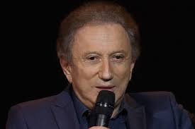 Michel drucker news, gossip, photos of michel drucker, biography, michel drucker girlfriend list michel drucker is a 78 year old french journalist born on 12th september, 1942 in vire, france. Michel Drucker Femme Salaire Maladie Tout Sur Le Presentateur De Vivement Dimanche