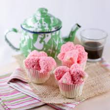 Salah satu jenis kue basah yaitu bolu kukus. Cara Membuat Bolu Kukus Mekar Tanpa Air Soda Lifestyle Fimela Com