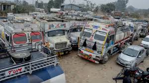 हिट एंड रन क़ानून के ख़िलाफ़ ड्राइवरों का चक्का जाम, क्यों ख़फा हैं देश भर के ट्रांसपोर्टर - BBC News हिंदी