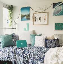 This Cute Dorm Room Is So Amazing Dorm Room Inspiration Cool Dorm Rooms Dorm Room Colors