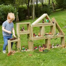 Holzbausteine Der Kleinen Welt Im Freien In 2020 Klassenzimmer Im Freien Naturspielplatz Kinderspiel Im Freine