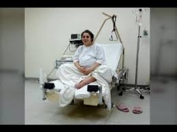 تنطوي الولادة القيصرية على عملية جراحية كبرى في بطنك ومنطقة الحوض، ويمكن أن تحدث مضاعفات والعودة إلى المستشفى بعد ذلك. Ø¯Ø®Ù„Øª ØºØ±ÙØ© Ø§Ù„ÙˆÙ„Ø§Ø¯Ø© ÙˆØ®Ø±Ø¬Øª Ø¬Ø«Ø© Ù„ÙŠØ§Ù„ Ø³Ø¹Ø¯ Youtube