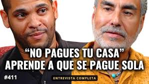 Claudia Alcázar fabrica platos hechos de Hojas de Palma