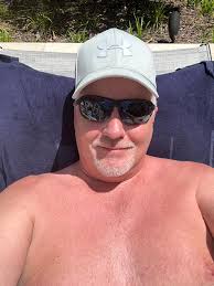 I've been a homebody most my life but I'm down to meet new people maybe hit  a bar or something don't be afraid to hit me up