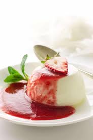 This Vanilla Panna Cotta With Strawberry Sauce Is The Ultimate Dessert An Italian Classic Of S In 2020 Strawberry Sauce Low Carb Recipes Dessert Italian Desserts Easy