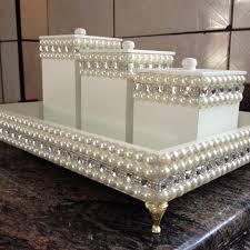 Caixa De Mdf Decorada Com Perola E Espelho Bandeja De Perolas Com Fundo Em Espelho Amoarte Feitocomcarinho Delicada Feitocomamor Decoracao Com Perolas Bandeja De Perola Bandejas Decoradas