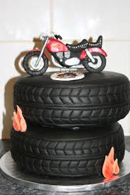 Gateau Pneu 16 Jpg 736 1 103 Pixels Motorcycle Birthday Cakes Motorcycle Cake Motorbike Cake