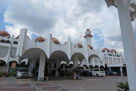 It lies very close to the ipoh railway station, which itself is a major tourist attraction of ipoh, so the two can be easily clubbed while on a day out exploring the city. Masjid Sultan Idris Shah Ke Ii Ipoh Aktuelle 2021 Lohnt Es Sich Mit Fotos