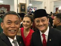 Penutupan ditandai dengan mencopot spanduk yang menempel di truk yang biasa digunakan untuk mengangkut. Juliari Batubara Diangkat Sebagai Menteri Sosial Ini Komentar Imi