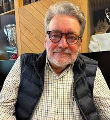 elcompostelano: José Antonio Redondo, economista y catedrático jubilado:  “La polio me hizo ser una persona más estudiosa, reflexiva y tímida”.  Mañana recibe un homenaje que se celebrará en el Salón Nobre de