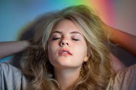 Retrato Arco Iris Interior Paz Relajada Mujer Luz Imagen de archivo