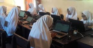 Ia berusaha tersenyum dan menyembunyikan giginya yang terlalu menonjol ke depan. Soal Umbn Bk Bahasa Indonesia Lengkap Jawabannya K13 Tingkat Smp Tahun Pelajaran 2019 2020 Kampung Kb Tumbuh Jaya