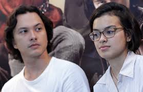 Moda endüstrisindeki kariyerine podyum modeli olarak başlayan nicholas saputra , lisedeyken derginin kapaklarında yer aldı. Nicholas Saputra Cium Bibir Eva Celia Di Pendekar Tongkat Emas Berita Gratis