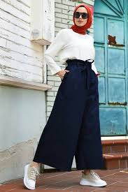 Lacivert daha çok kendisine zıt renkler ile kullanıldığında kendini gösterir. Lacivert Ile Uyumlu Renkler Modasi Geldi