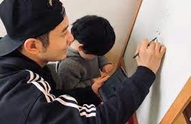 Angelababy and huang xiaoming became nicknamed sponge couple online after she pointed out the similar sounding cantonese pronunciations of sponge cake and big brother xiaoming. Angelababy S Son Makes A Rare Appearance On Her 30th Birthday Nestia