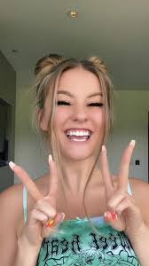 CLICK THE THINGY TO COME JOIN US EEEEEE 🙊 #ShakiraHollyLive shakira