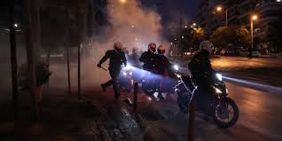 Τα πρώτα γεγονότα στη νέα σμύρνη ακολούθησαν επεισόδια μεταξύ κατοίκων της πόλης που προχώρησαν σε πορεία διαμαρτυρίας για το περιστατικό και ανδρών της αστυνομίας. 8x2z I9ievvwwm