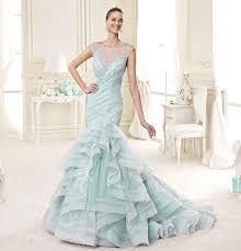 Ogni futura sposa sa sicuramente che la scelta dell'abito da sposa è una decisione cruciale e un compito arduo. Abito Da Sposa A Sirena Con Balze Color Verde Acqua Nicole 2015