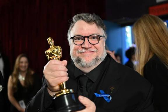 Guillermo del Toro: El Maestro del Cine Fantástico Cumple 61 Años