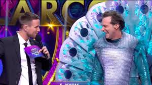 Álarcos énekes first air date : Alarcos Enekes Hajas Laszlo Volt A Pava Jelmez Mogott 24 Hu