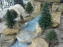 Découvrez nos idées créatives pour revisiter cette tradition et faire un village de noël soi même. Fabriquer Des Sapins Les Villages Miniatures De Noel De Lalie Decoration Village De Noel Village De Noel Deco Village De Noel