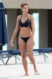 Annie murphy yoga pants : Nicole Murphy Struts Her Shapely Bikini Clad Figure On The Beach In Miami Daily Mail Online