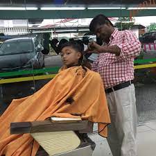 Seramai 150 pengusaha kedai gunting dan dandanan rambut di sekitar chukai yang terkesan akibat pelaksanaan perintah kawalan pergerakan (pkp) menerima sumbangan beras serta wang tunai. Kedai Gunting Rambut Ravi 1 Tip