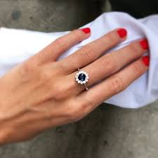 Aunque muchos tal vez lo sepan, pues hay algunos quienes siendo accesorios muy importantes y preciosos pues su precio lo hacen muy subidos. Anillos De Pedida Con Piedras Preciosas Blog De Clemencia Peris