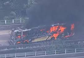 Ônibus são incendiados na rodovia Washington Luís durante protesto no RJ