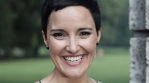 Harry Styles: Der neue Mann trägt Glitzer, Federboa und Co.