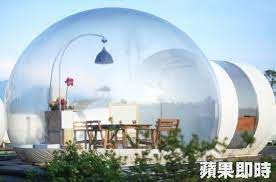 露營風氣正夯 但有些新手遊客 一想到紮營搭帳篷的麻煩 就望之卻步 現在在新北市八里的文化公園露營區 出現了這樣的租賃泡泡帳篷 不僅造型超可愛 還能省去自己搭建的時間 一到營地即可入住囉 泡泡帳篷採充氣式結構 內藏玄機 整頂帳篷分作圓形的玄關 和球形的