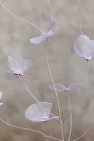 Delicate Sculpture Textile Petits Potins Cousus Main Art Floral Sculpture Textile Et Fleurs