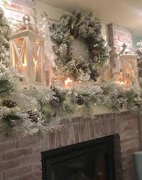 Couronne Et Vegetaux Pour Une Cheminee Somptueuse A Noel Christmas Ideas Idee Christmas Mantel Decorations Christmas Mantle Decor Christmas Fireplace Decor