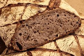 Uscite la prima leccarda di pane cotto e stendete il pane su un ripiano ventilato nella base, quindi non appogiatelo direttamente ad una superfice, magari potete anche metterlo in diagonale e copritelo con un panno asciutto per circa 10 minuti. Pane Alle Noci Homebaking Blog