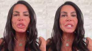 Maria Casadevall faz primeira aparição pública com a namorada e dá beijão  em pré-estreia de filme