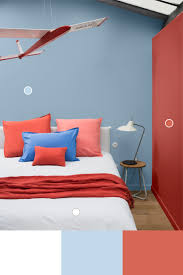 Une Chambre A La Fois Douce Et De Caractere Avec Cette Association Entre Un Bleu Grise Et Un Rouge Orange Col Decoration Maison Chambre Bleu Idees De Decor